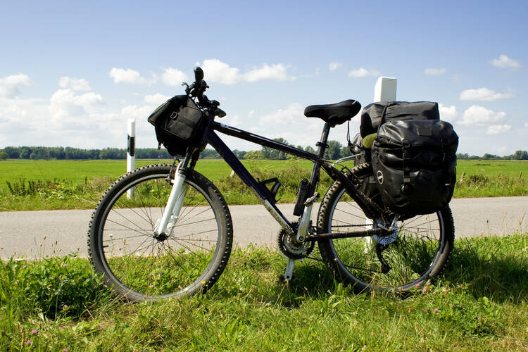 Ein Fahrrad mit mehreren Taschen dran