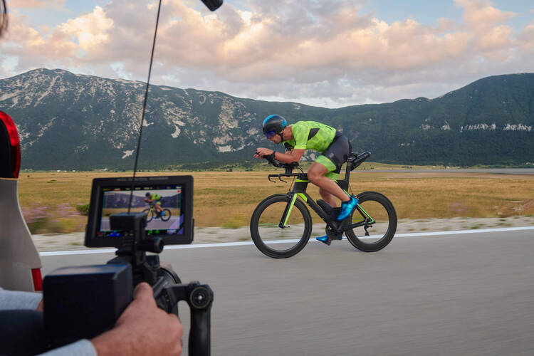 Ein Mann wird beim Fahrrad Filmen gefilmt