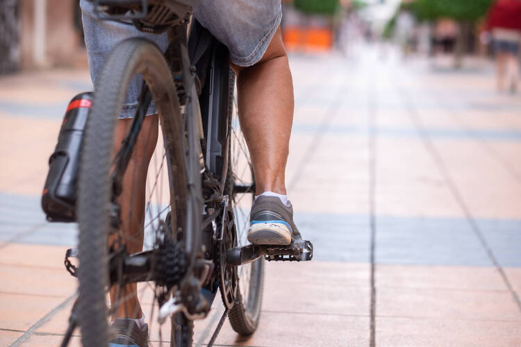 Person fährt auf dem Fahrrad
