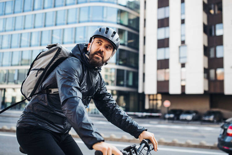 Mann fährt auf Fahrrad durch die Stadt