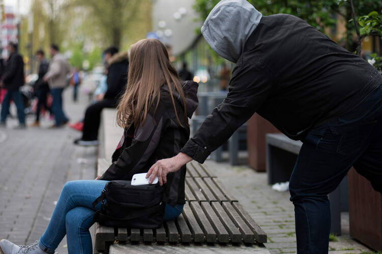 Frau wird das Handy geklaut