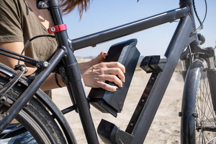 E-Bike Akku wird entnommen