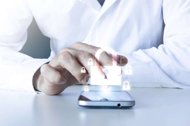 Person tippt auf ein Handy