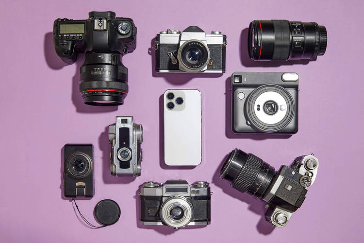Unterschiedliche Kameras auf lila Hintergrund