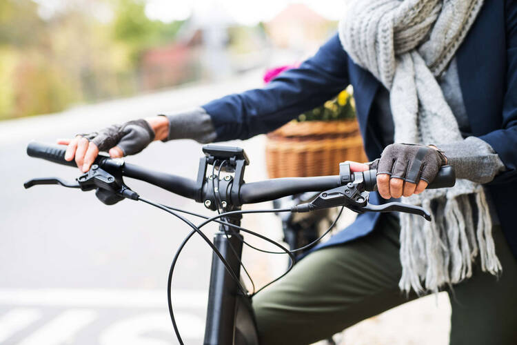 Frau fährt auf E-Bike