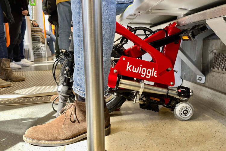 Das Kwiggle-Faltrad passt hervorragend unter die Bahnsitze