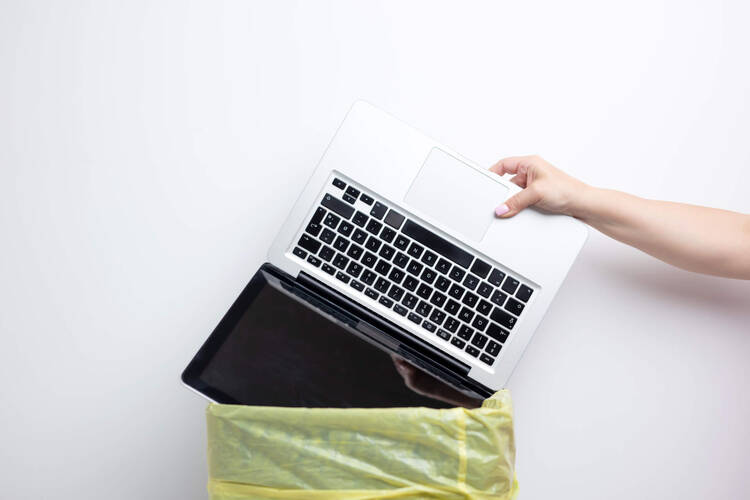Laptop wird in den Mülleimer geworfen