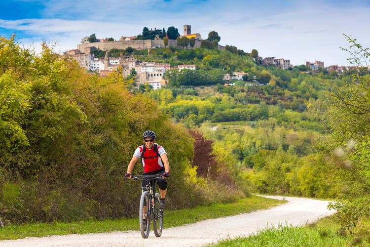 Mountainbiker am Parenzana Biketrail vor Motovun