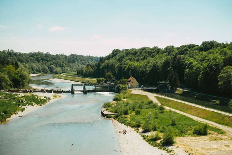 Aussicht über die Isar von der Großhesseloher Brücke im Sommer in München.