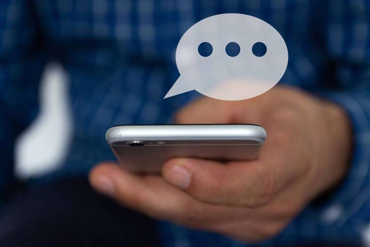 Person schreibt Nachricht auf seinem Smartphone