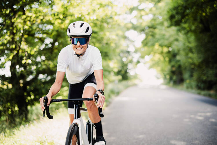 Eine Frau beim Rennradsport