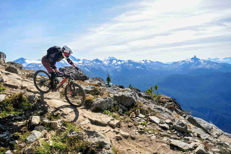 Ein Mountainbiker fährt einen Berg runter