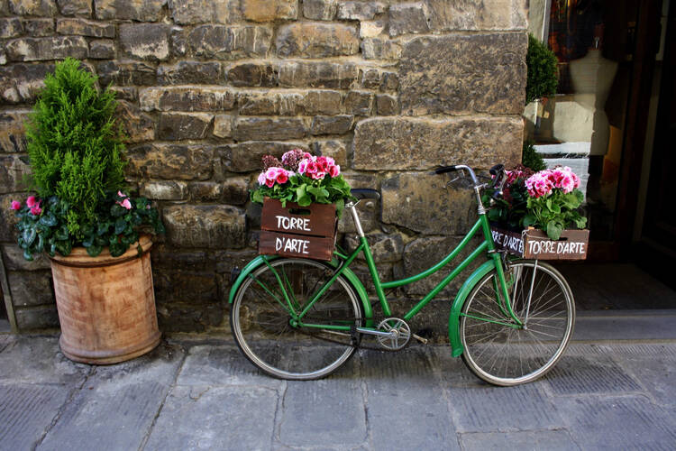 Ein grünes Fahrrad an einer Mauer