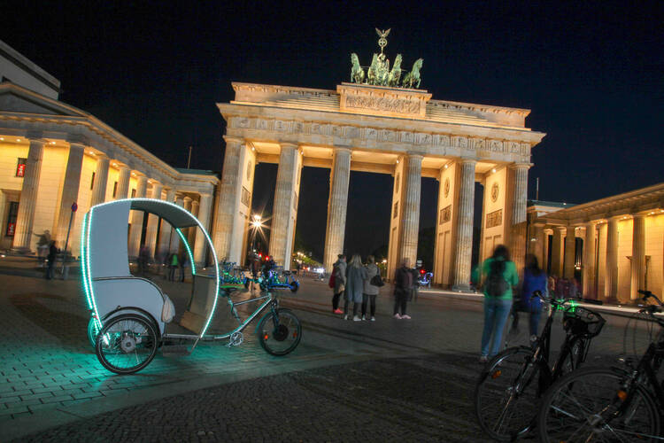Moderne Rikscha vor dem Brandenburger Tor