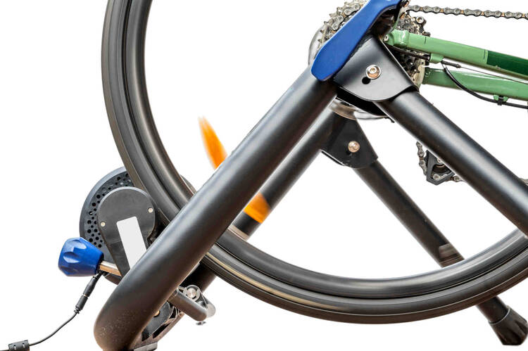 Der Rollentrainer – eine gute Alternative bei schlechtem Wetter? Rollentrainer mit eingespanntem Rennrad vor weißem Hintergrund