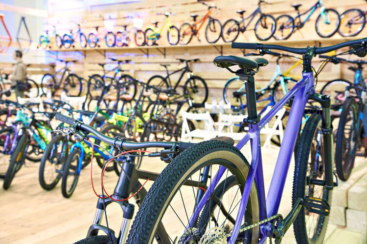 Fahrräder in einem großen Fahrradhandel