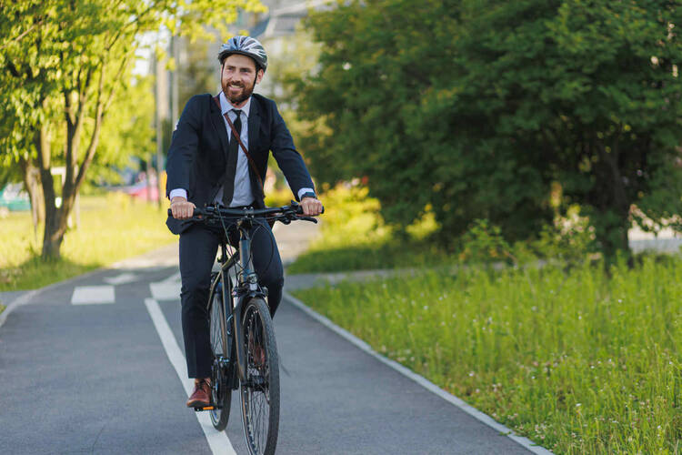 Mann fährt auf Fahrrad durch die Natur
