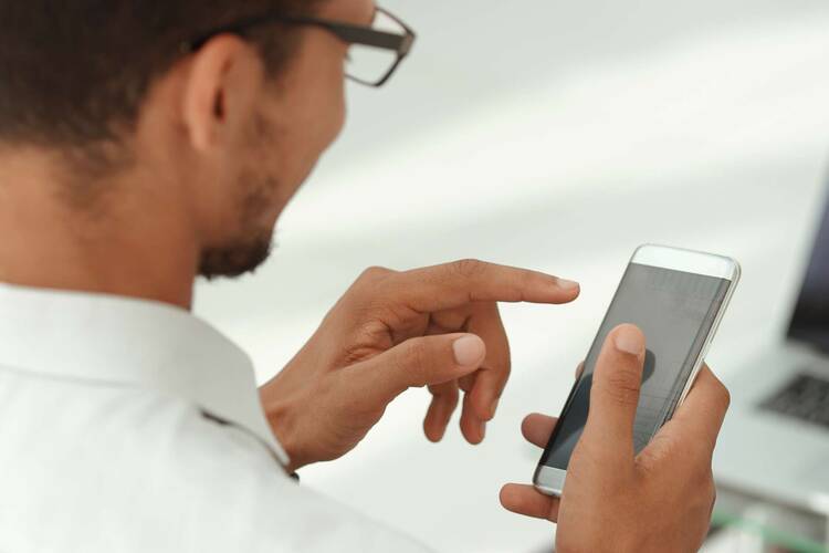 Mann bedient Smartphone