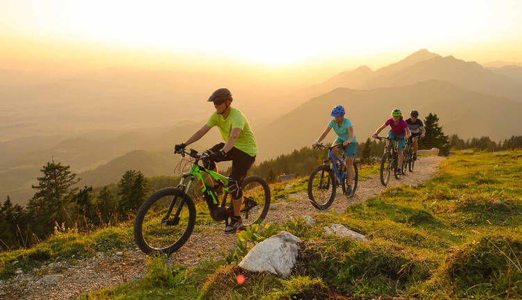 Personen machen eine Radtour mit dem E-Bike