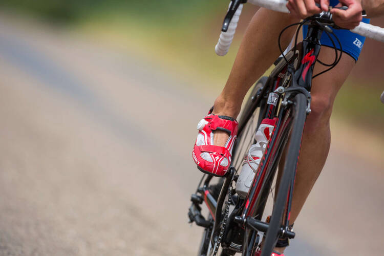 Person fährt auf dem Rennrad 