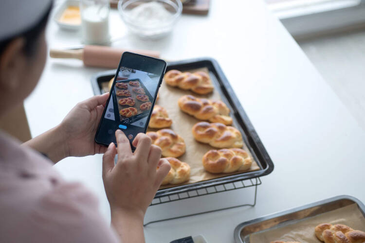 Frau fotografiert einen Kuchen