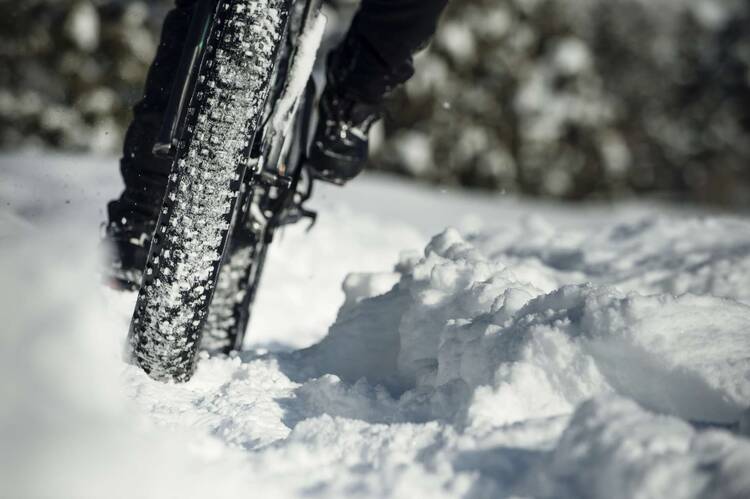 Fahrradreifen mit Spikes im Winter