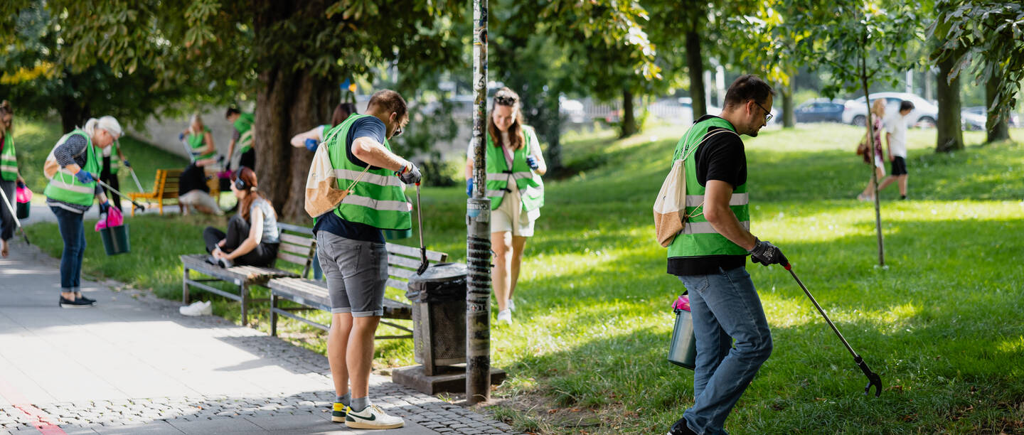 Mitarbeitende der WERTGARANTIE beim Müllsammeln