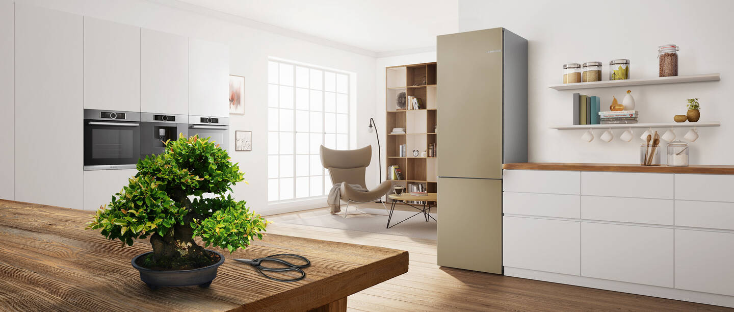 Eine großräumige, modern eingerichtete Küche aus Holz und hellen Farben