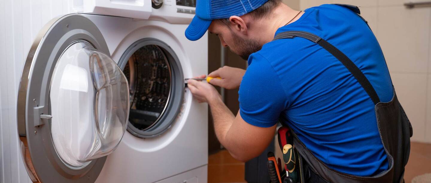 Waschmaschine wird repariert