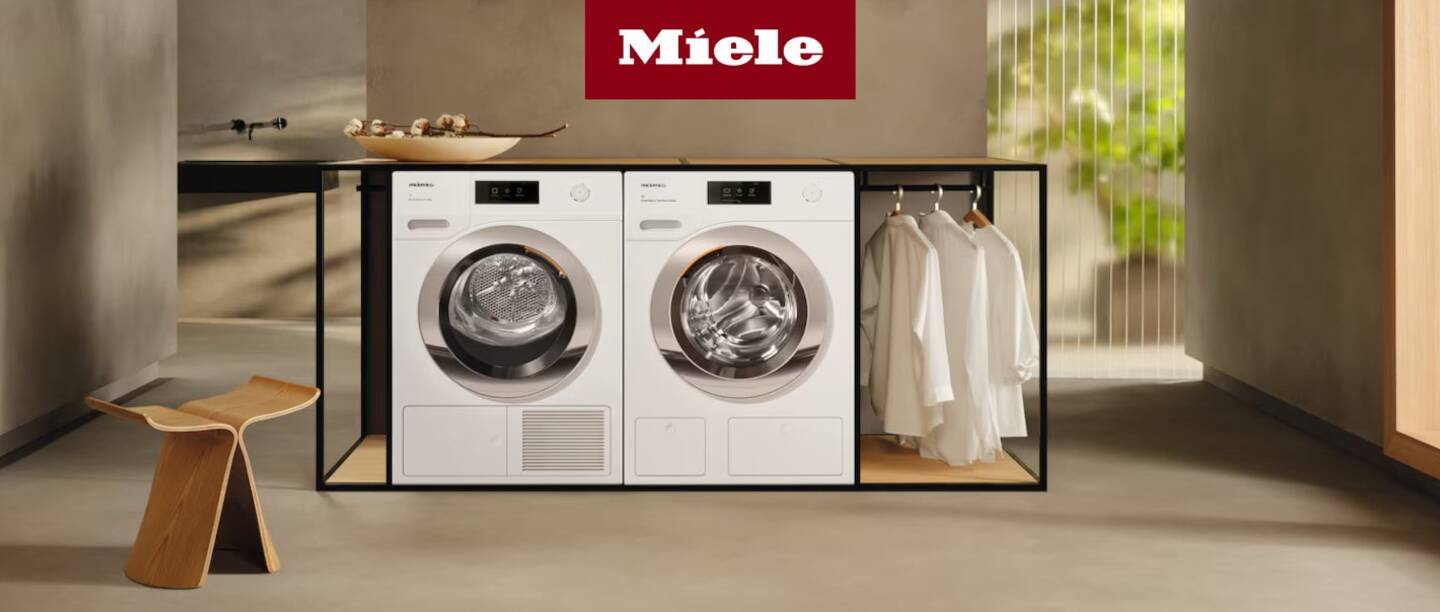 Zwei Miele Geräte mit weißen Hemden in modernem Wohnraum und Miele-Logo