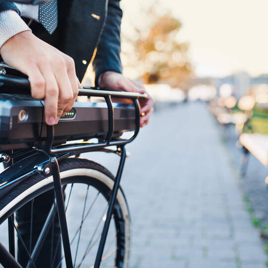 Was sie beim E-Bike fahren ohne Akku beachten sollten Nahaufnahme eines E-Bike Akkus