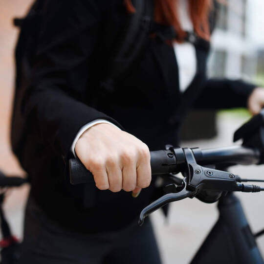 Eine Frau bedient ihre Gangschaltung am E-Bike
