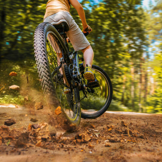 Ein Gravel Bike wird im Schlamm gedriftet