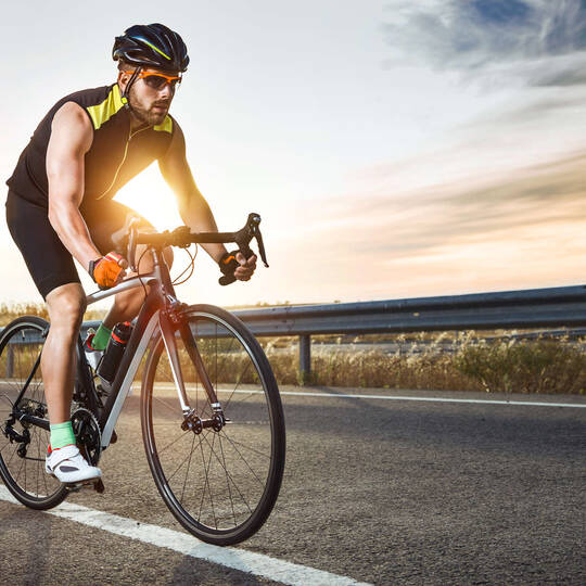 Ein Mann fährt Rennrad