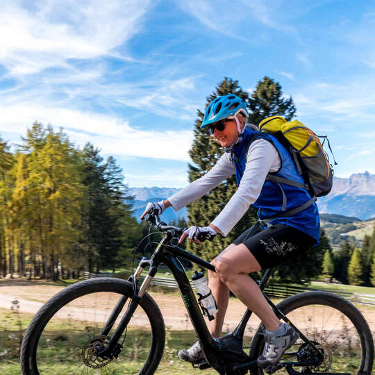 Ein Mann fährt mit seinem E-Bike in den Bergen