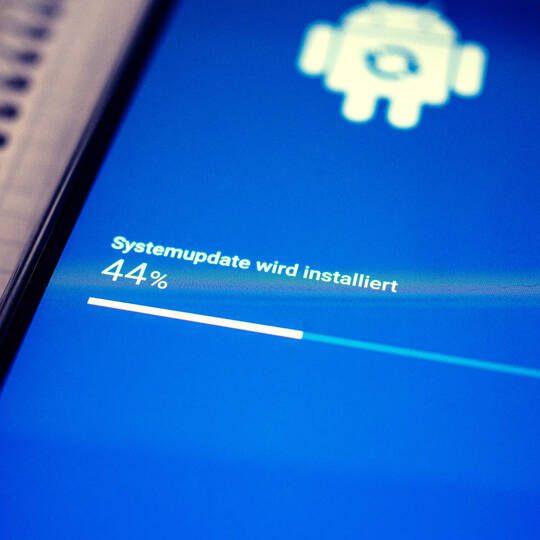 Android 13: Diese Neuerungen gibt es für Android-Geräte Handy updated Betriebssystem