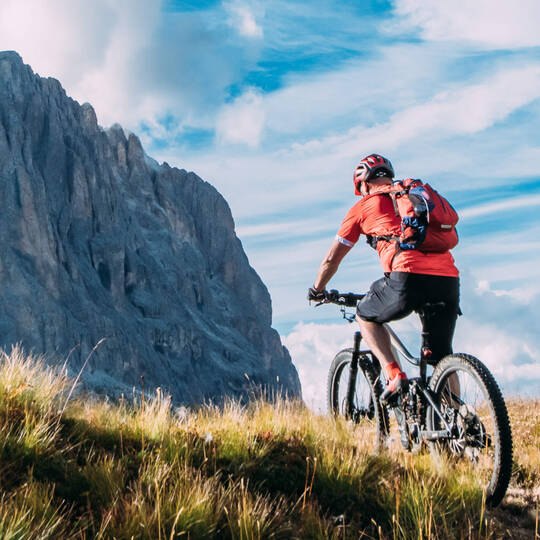Ein Mann fährt einen Berg hoch mit einem Fahrrad