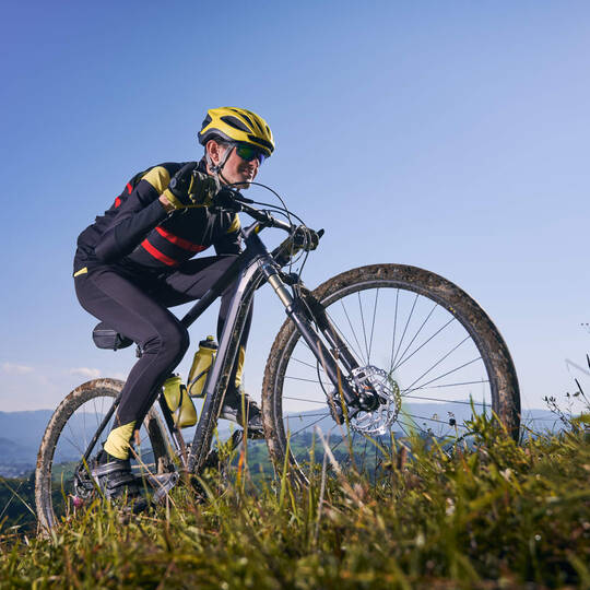 Ein Mann fährt mit dem Fahrrad einen Berg hoch