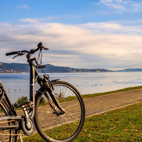 Fahrrad steht vor einem See