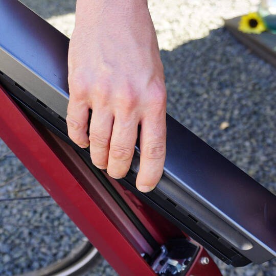 E-Bike Akku richtig laden - darauf sollten Sie achten Person setzt den Akku eines E-Bikes ein