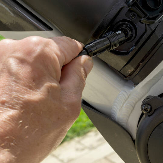 Ersatz Akku fürs Pedelec - so finden Sie den richtigen Eine Hand führt einen Akku ein