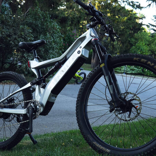Das Nireeka Revenant: Wir stellen das brandneue E-Bike mit ABS für nur etwas über 2.000 Euro vor. Alles über Preis, technische Details & Ausstattung.