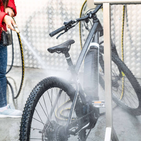 E-Bike wird gereinigt