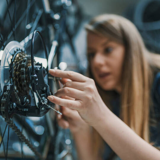 Frau repariert ein E-Bike