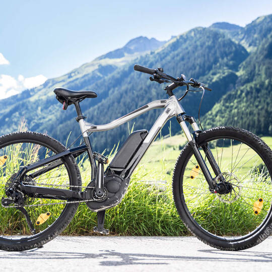 Ein E-Bike in den Alpen