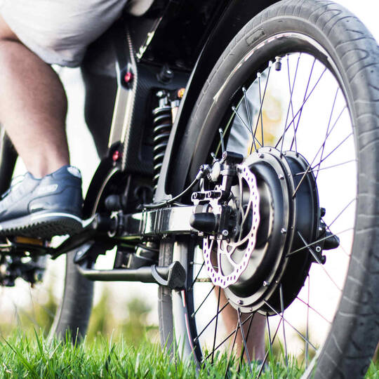 Nahabbildung von Kette und Motor eines E-Bikes.