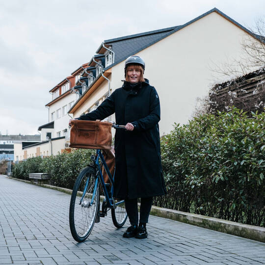Frau schiebt Fahrrad