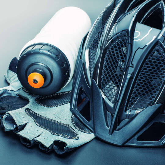Eine Fahrradflasche liegt auf dem Tisch