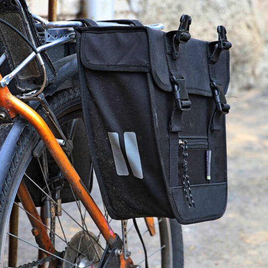 Nahaufnahme einer Fahrradtasche an einem Fahrrad