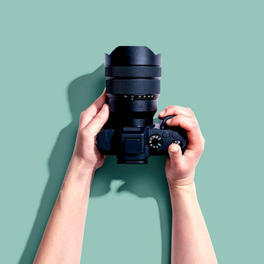 Kameraeinstellungen – Das sollten Sie wissen Kamera wird in der Hand gehalten